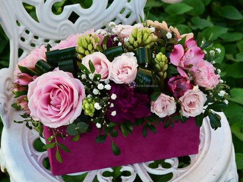 Cutie catifea cu flori roz